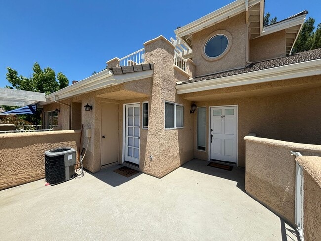 24005 Arroyo Park Dr in Santa Clarita, CA - Building Photo - Building Photo