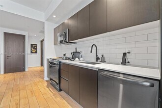398 NE 5th St, Unit 3218 in Miami, FL - Foto de edificio - Building Photo
