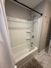 125 Skyview Rd in Manchester, NH - Foto de edificio - Building Photo