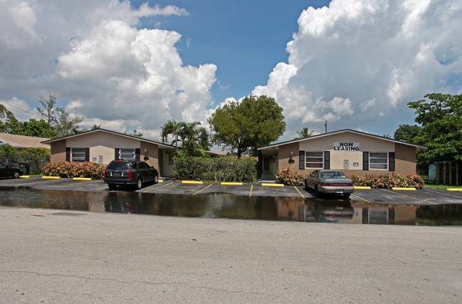 173-181 NW 42nd St in Oakland Park, FL - Foto de edificio - Building Photo