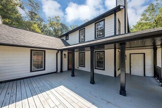 172 Oak Forest Dr in Smyrna, GA - Foto de edificio - Building Photo