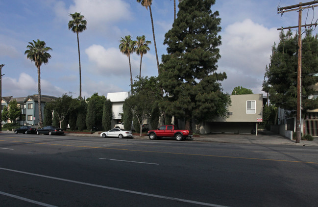 6633 Woodman Ave in Van Nuys, CA - Building Photo - Building Photo