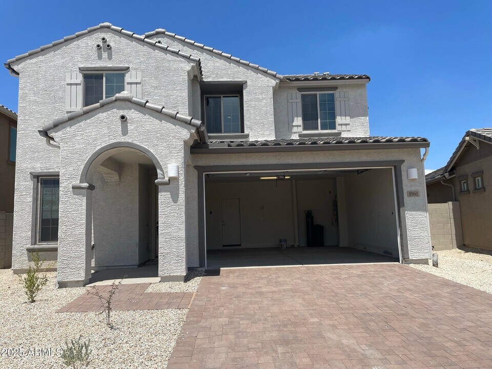 8960 W San Miguel Ave in Glendale, AZ - Foto de edificio