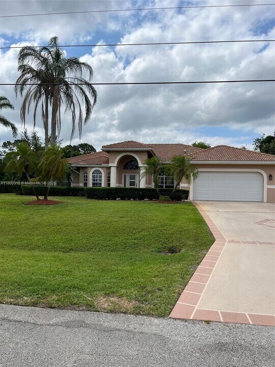 240 SW Marathon Ave in Port St. Lucie, FL - Building Photo