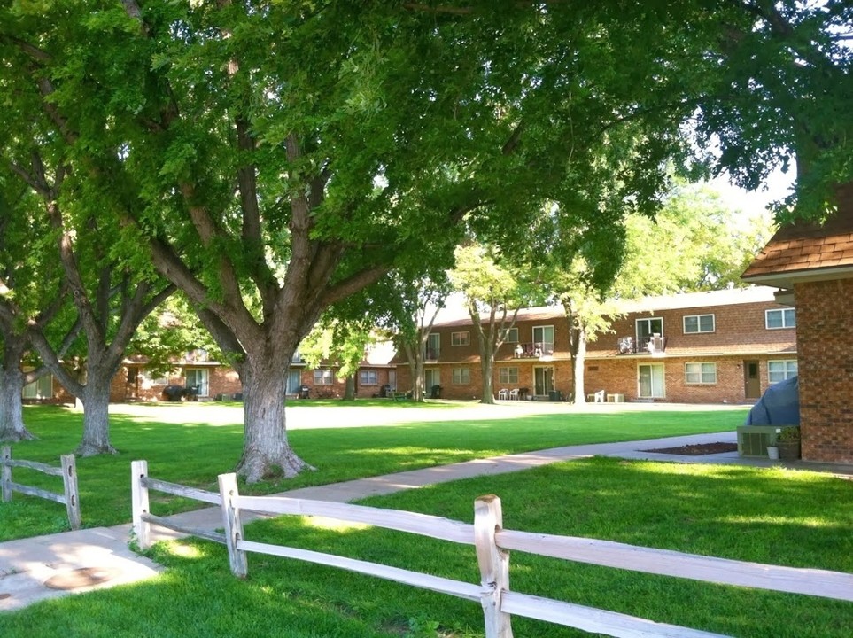 College Heights in Dodge City, KS - Building Photo