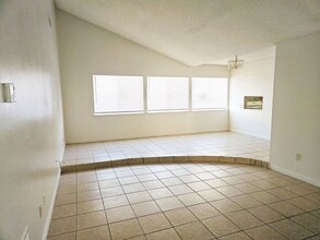 408 E Ave J5 in Lancaster, CA - Foto de edificio - Building Photo