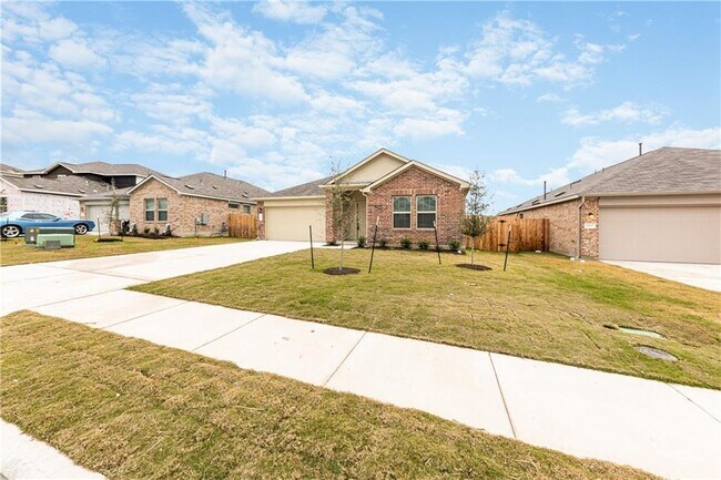 11901 Roscommon Trl in Austin, TX - Building Photo - Building Photo