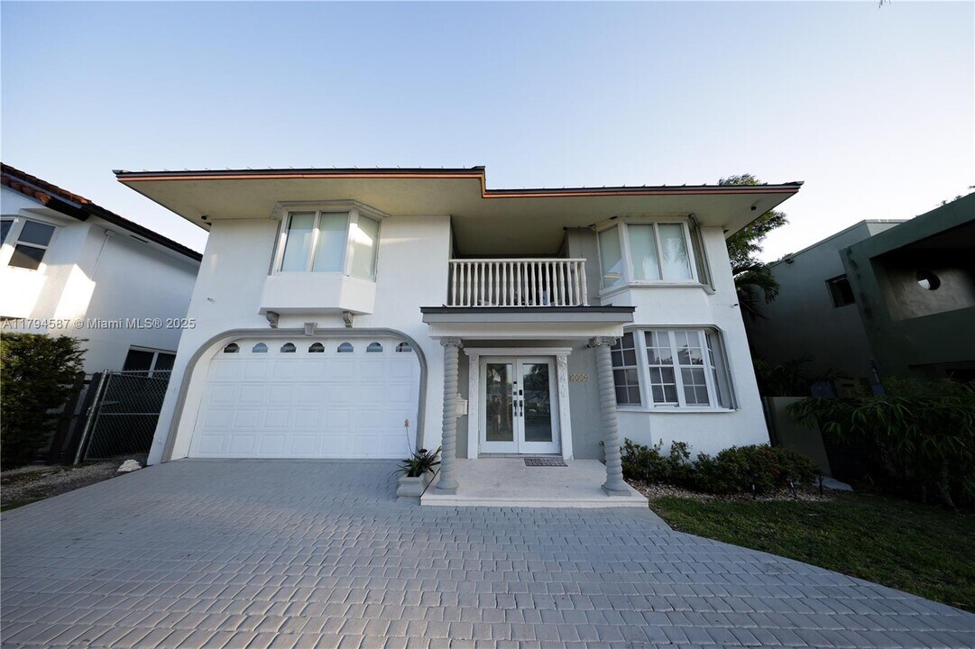 1230 NE 89th St in Miami, FL - Building Photo