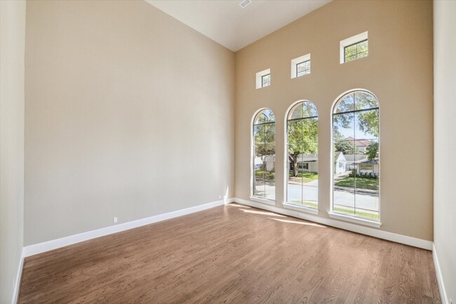 property at 3310 Blue Bonnet Blvd