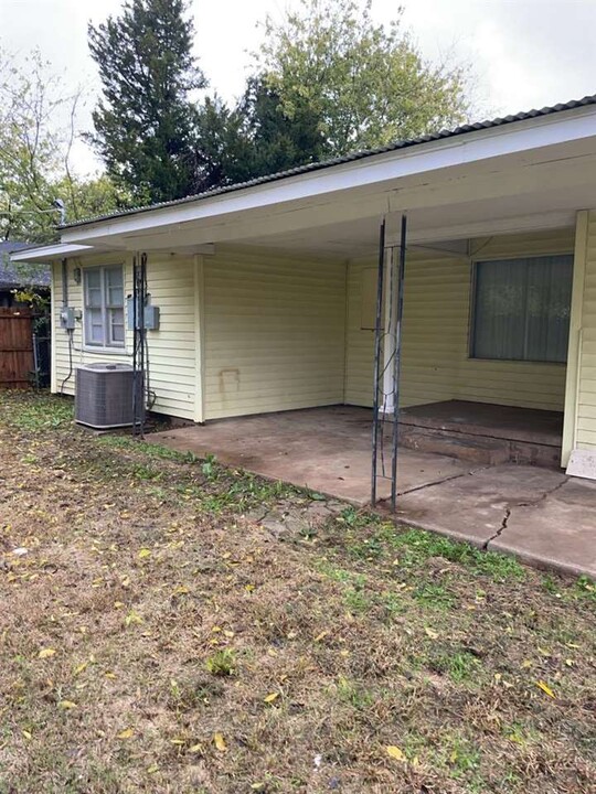 1911 NW Smith Ave in Lawton, OK - Building Photo