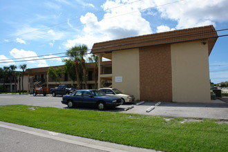 Sunset of Venice Apartments in Venice, FL - Building Photo - Building Photo