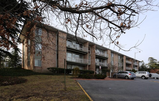 22 Manor Cir in Takoma Park, MD - Building Photo - Building Photo