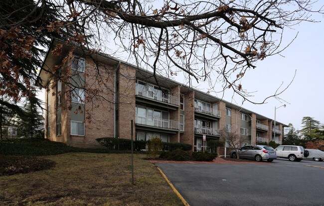 22 Manor Cir in Takoma Park, MD - Foto de edificio - Building Photo