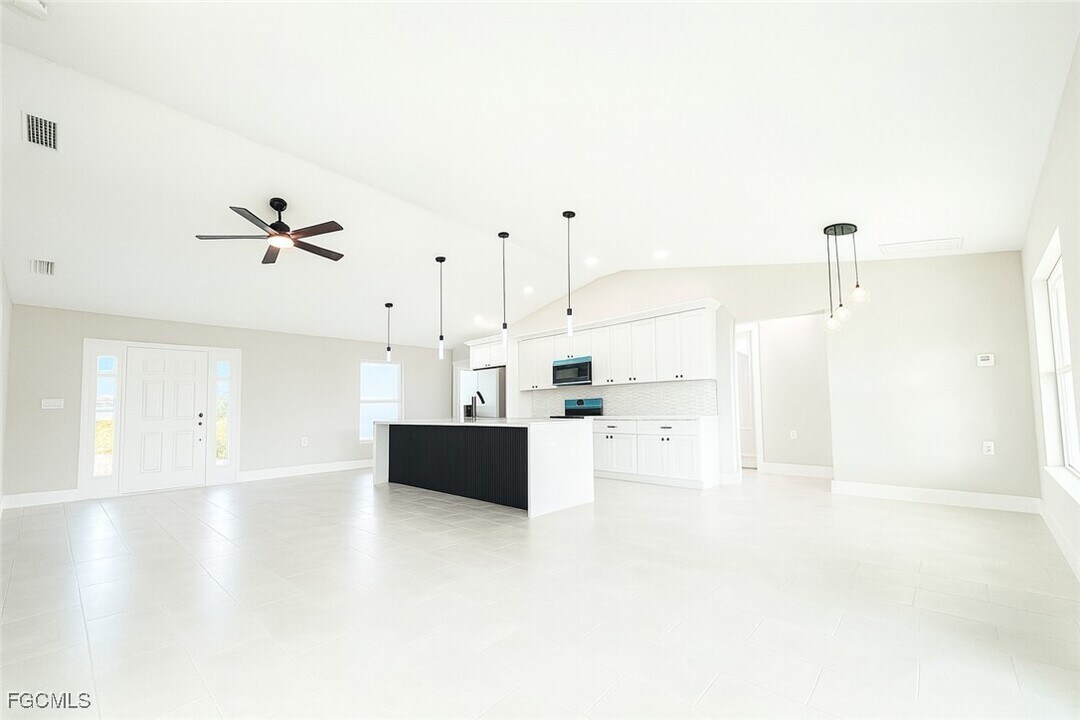 112 NW 23rd Ave in Cape Coral, FL - Building Photo