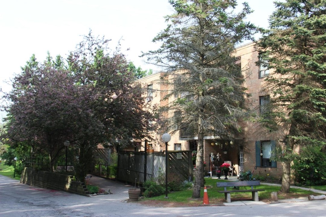 Ryerson Apartments in Ancaster, ON - Building Photo