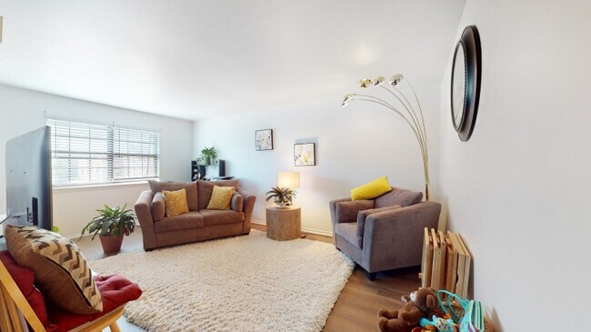 9 E Stewart Ave, Unit B