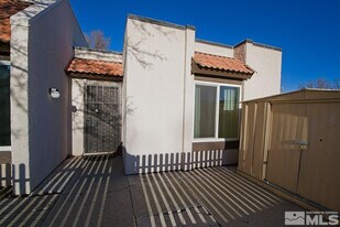 1041 Baywood Dr in Sparks, NV - Building Photo