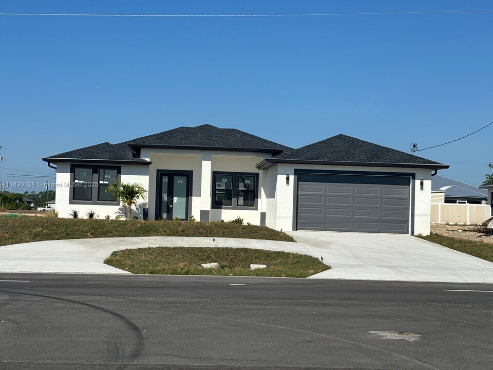 3000 Nelson Rd N in Cape Coral, FL - Foto de edificio