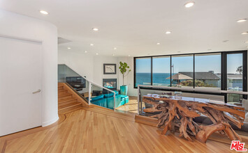 31550 Victoria Point Rd in Malibu, CA - Foto de edificio - Building Photo