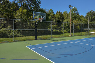 Iron Ridge and Stonegate Apartments in Elkton, MD - Foto de edificio - Building Photo