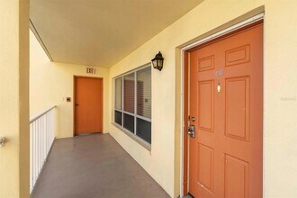 9000 Commodore Dr, Unit 401 in Seminole, FL - Foto de edificio - Building Photo