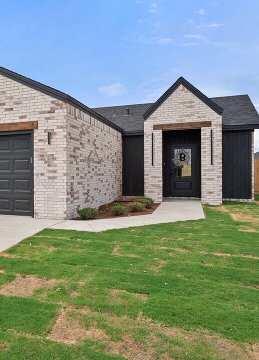 6926 14th St in Lubbock, TX - Building Photo