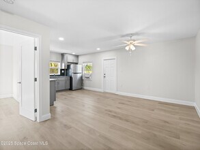 101 Deland Ave in Indialantic, FL - Foto de edificio - Building Photo