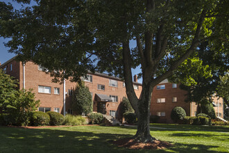 Woodlee Terrace Apartments in Woodbridge, VA - Building Photo - Building Photo