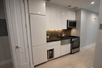 195 Stanton St, Unit 2F in New York, NY - Building Photo - Building Photo