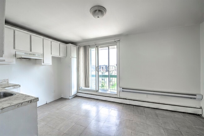 property at 402 Av. Copernic