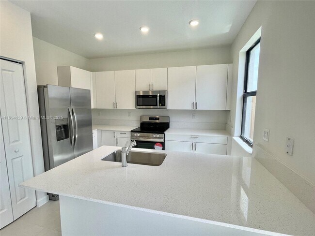 23034 SW 130th Ave in Miami, FL - Foto de edificio - Building Photo