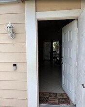 14053 Bluewood Dr in Fontana, CA - Foto de edificio - Building Photo