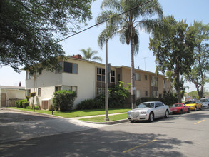 Lakewood Garden Apartments in Long Beach, CA - Building Photo - Building Photo