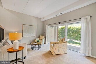 106 Roberts Ln in Alexandria, VA - Building Photo - Building Photo