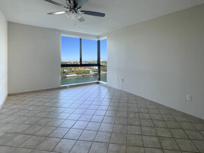 9800 W Bay Harbor Dr, Unit 710 in Bay Harbor Islands, FL - Foto de edificio - Building Photo