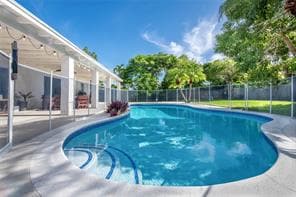 16670 SW 90th Ave in Palmetto Bay, FL - Foto de edificio - Building Photo