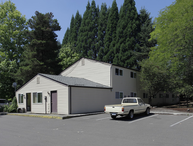 Nutmeg Apartments in Hillsboro, OR - Foto de edificio - Building Photo