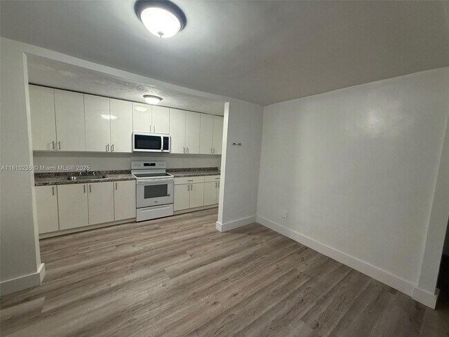 2962 NW 46th St in Miami, FL - Building Photo - Building Photo