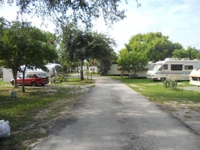 Silverbreeze Mobile Home Park in Titusville, FL - Foto de edificio - Building Photo