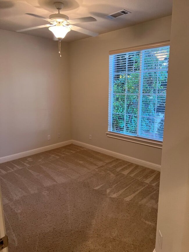 2085 Hedgerow Ave in Redding, CA - Building Photo - Building Photo