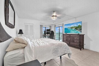 2202 S Cypress Bend Dr, Unit 903 in Pompano Beach, FL - Foto de edificio - Building Photo