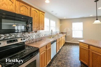 10077 Pine Grove Way in Indianapolis, IN - Foto de edificio - Building Photo