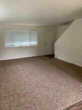 1748 Barton Dr in Eugene, OR - Building Photo - Building Photo