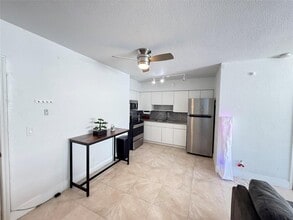 3349 NE 33rd St, Unit #2 in Fort Lauderdale, FL - Foto de edificio - Building Photo