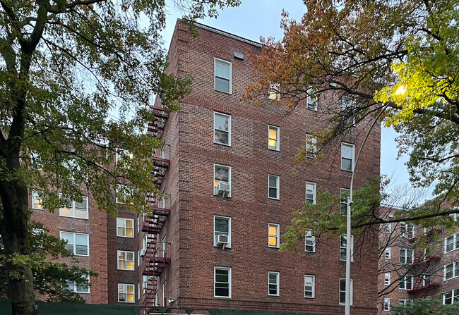 Birchwood Apartments in Flushing, NY - Building Photo - Building Photo