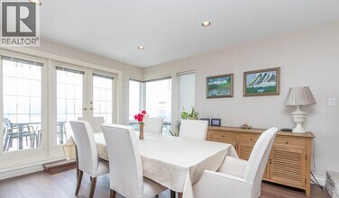 5478 W Vista Ct in West Vancouver, BC - Building Photo - Building Photo