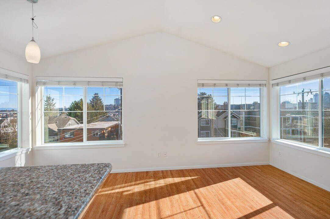 1213 6th Ave N in Seattle, WA - Building Photo