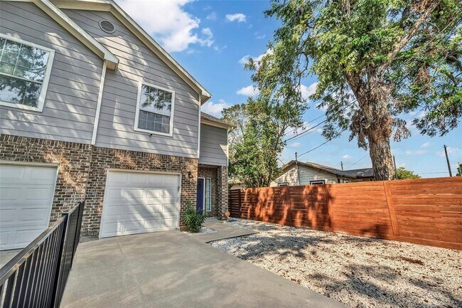 3925 Lowden St-Unit -B in Houston, TX - Building Photo - Building Photo