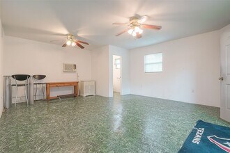 1719 W Sealy St in Alvin, TX - Building Photo - Building Photo
