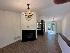 1605 Thrush Ter, Unit 1605 in Brentwood, MO - Foto de edificio - Building Photo